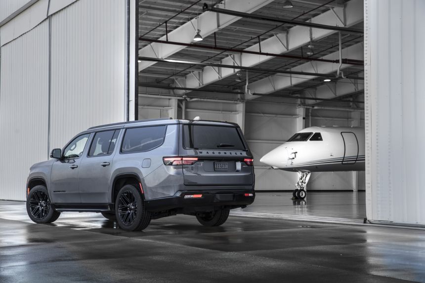 Jeep unleashes supersized 2023 Grand Wagoneer L image