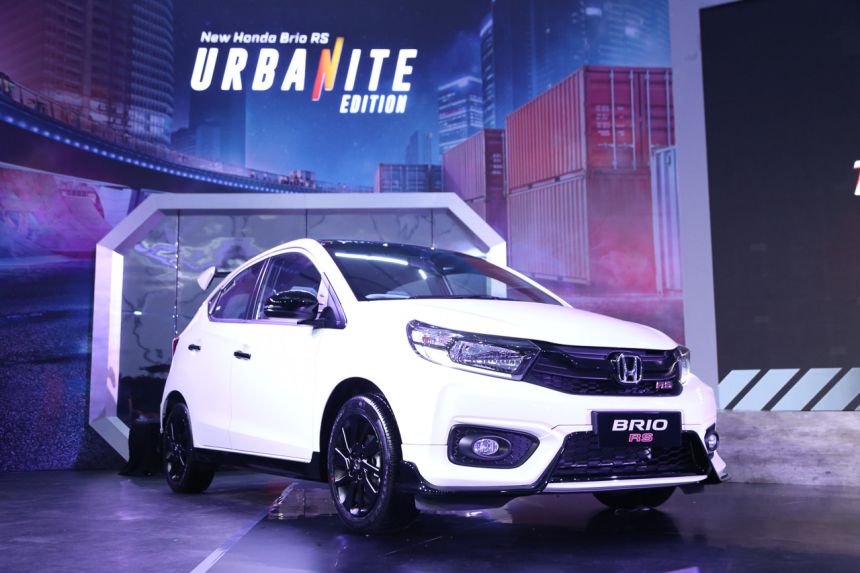Check out the huge wing on 2022 Honda Brio RS Urbanite image