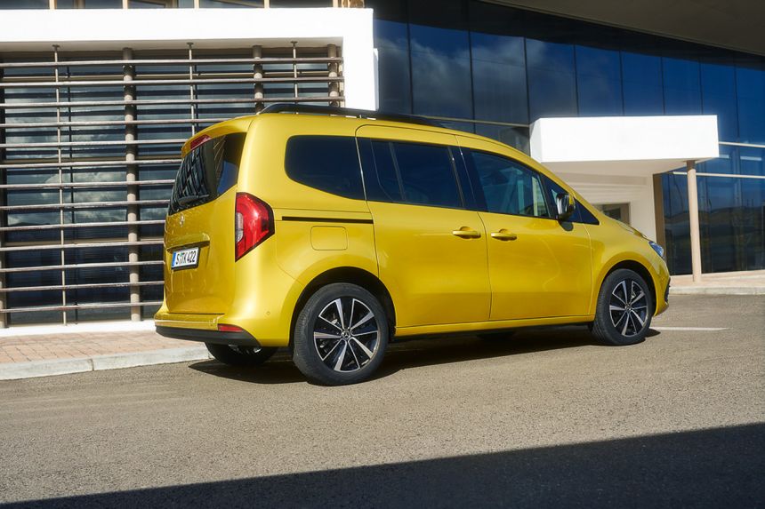 Will 2022 Mercedes-Benz T-Class van make sense in PH? image