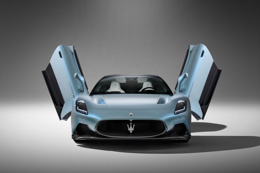 Feel sky-high in all-new Maserati MC20 Cielo image