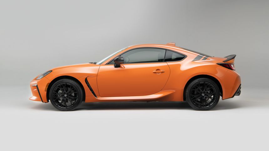This Toyota GR86 painted orange is limited to 860 units image