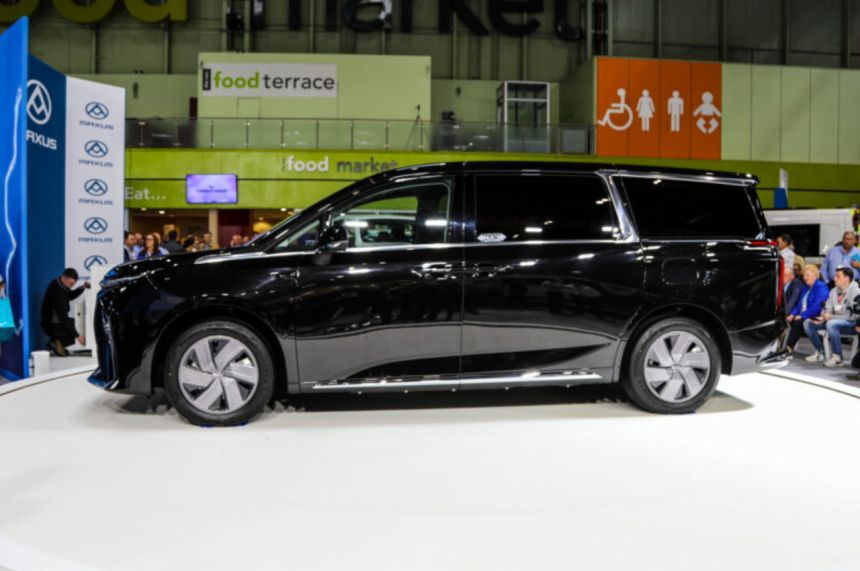 SAIC Maxus opens orders for Mifa 9 E-MPV for China and the UK image