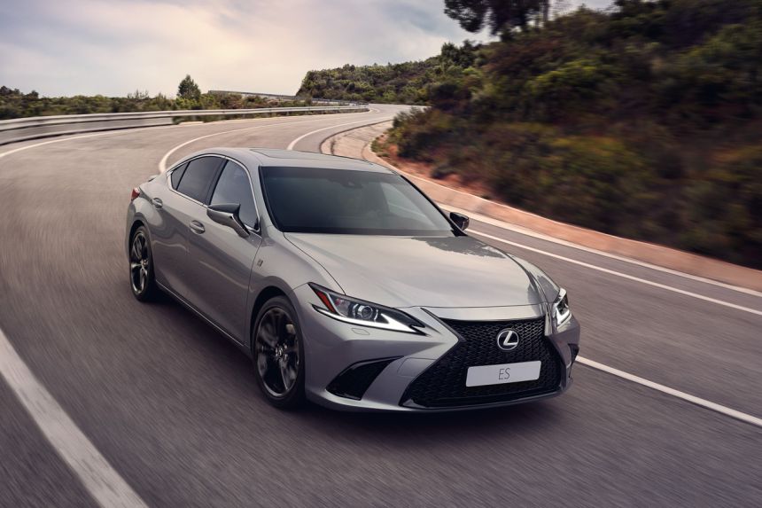 2023 Lexus ES swaps center touchpad for cupholders image