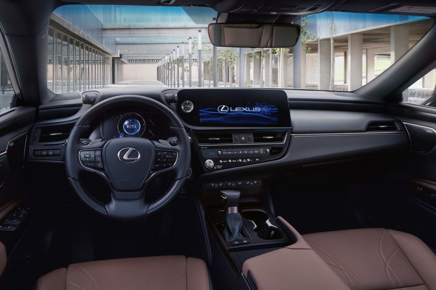 2023 Lexus ES swaps center touchpad for cupholders image