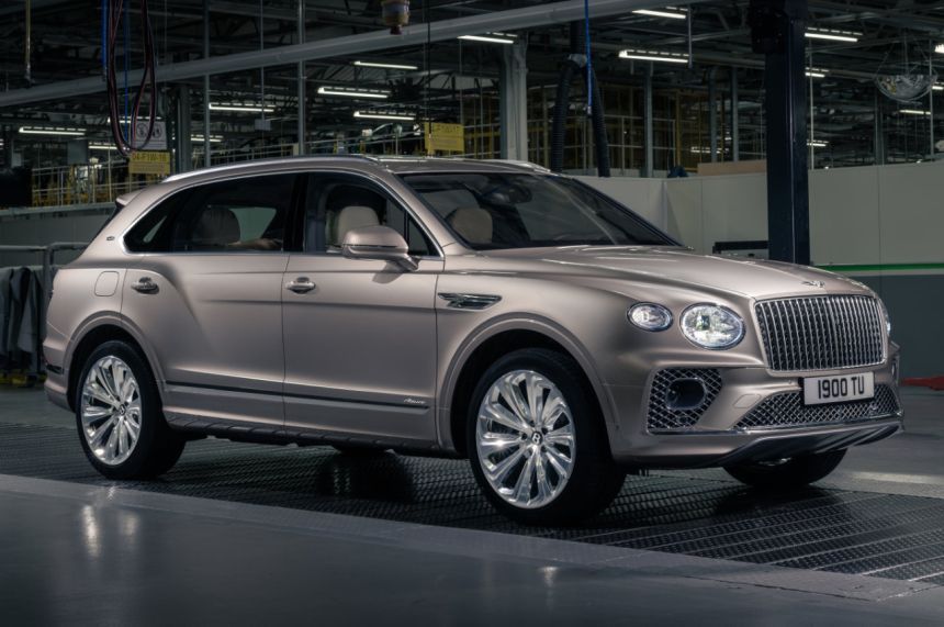 First class seating featured in the Bentley Bentayga EWB image
