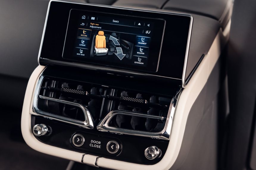 First class seating featured in the Bentley Bentayga EWB image