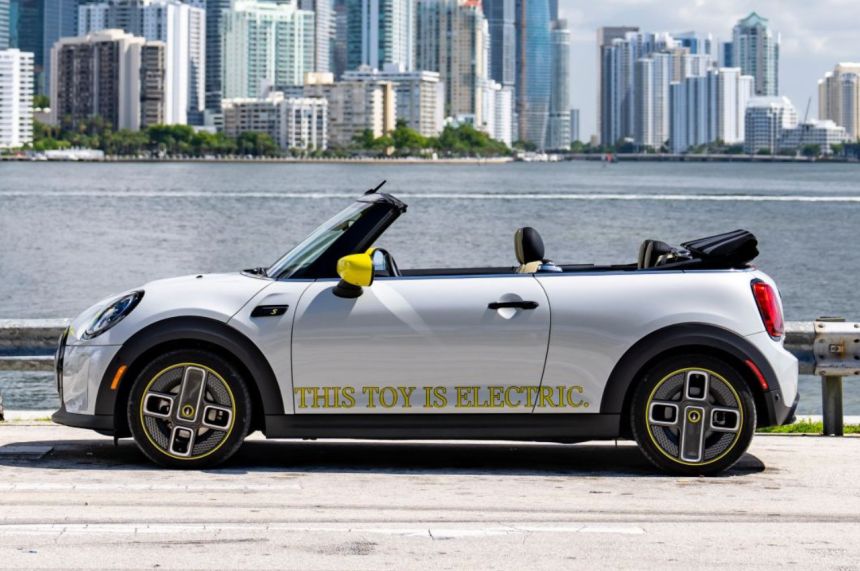 Mini goes top down with the new Cooper SE image