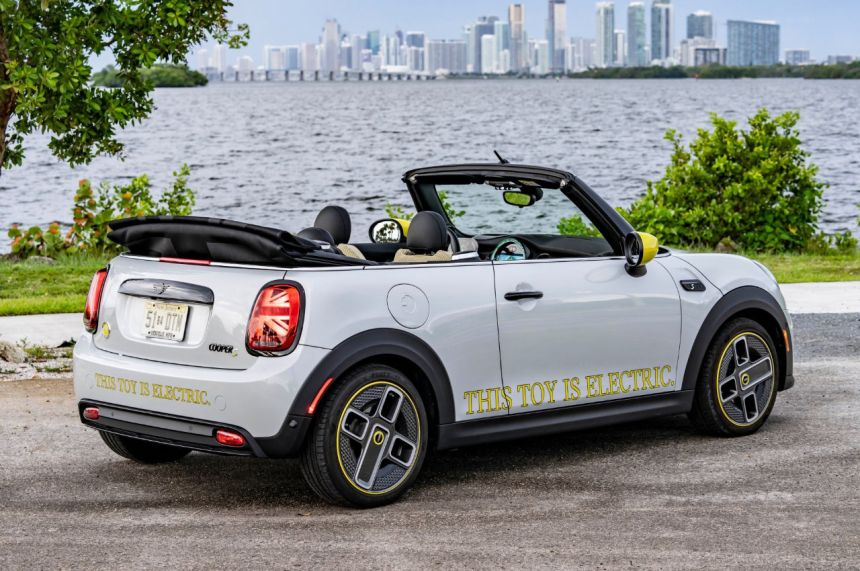 Mini goes top down with the new Cooper SE image