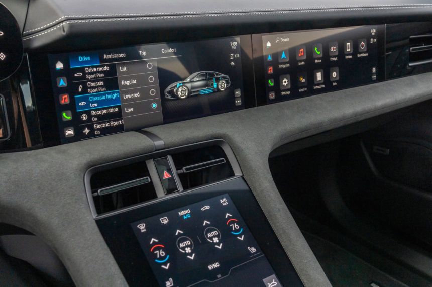 Porsche rolls out update for Taycan in-car OS image