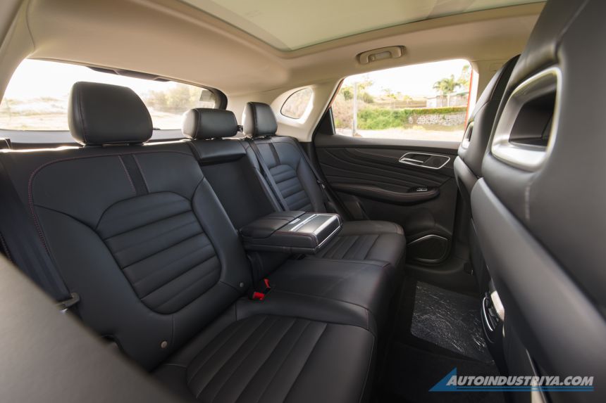 Embargo: MG HS Review image