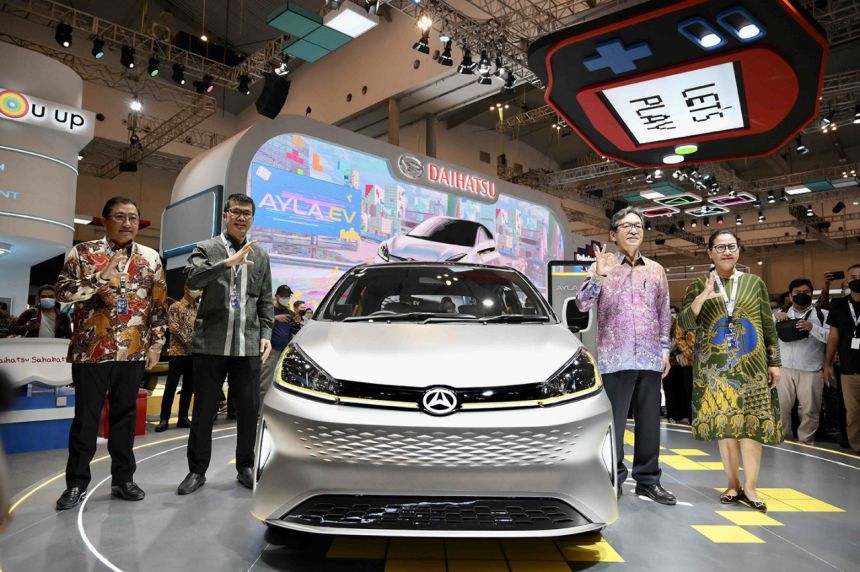 Daihatsu Ayla EV concept is a battery-powered Toyota Wigo image