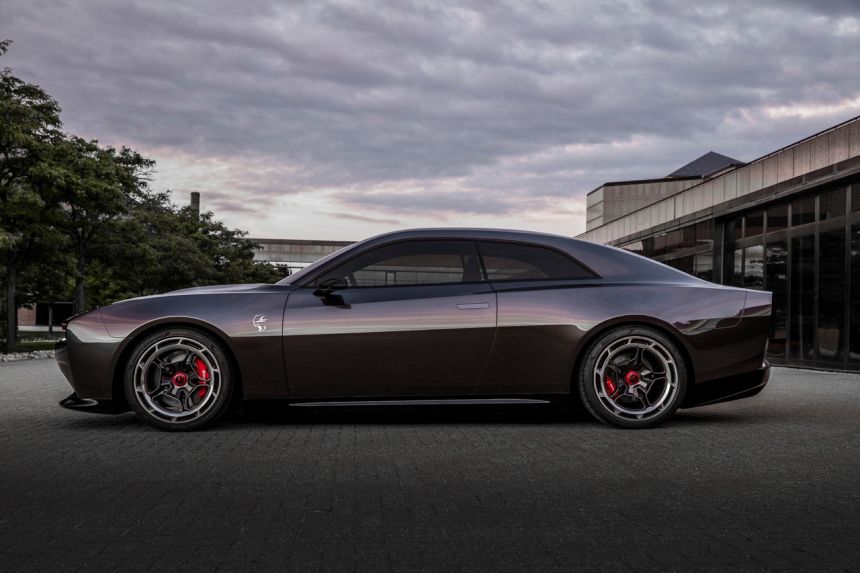 Electric Muscle: Dodge Charger Daytona SRT faster than Hellcat image