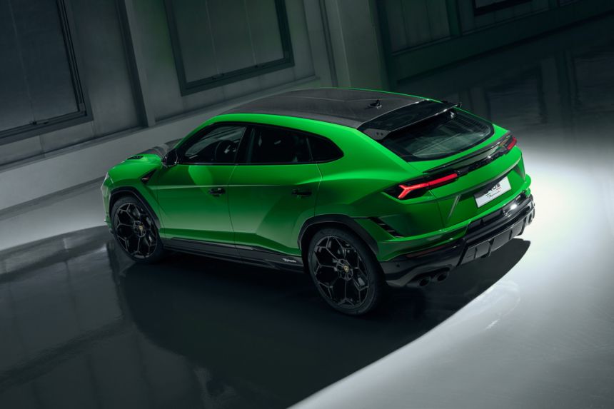 Lamborghini debuts 2023 Urus Performante with less weight, more HP image