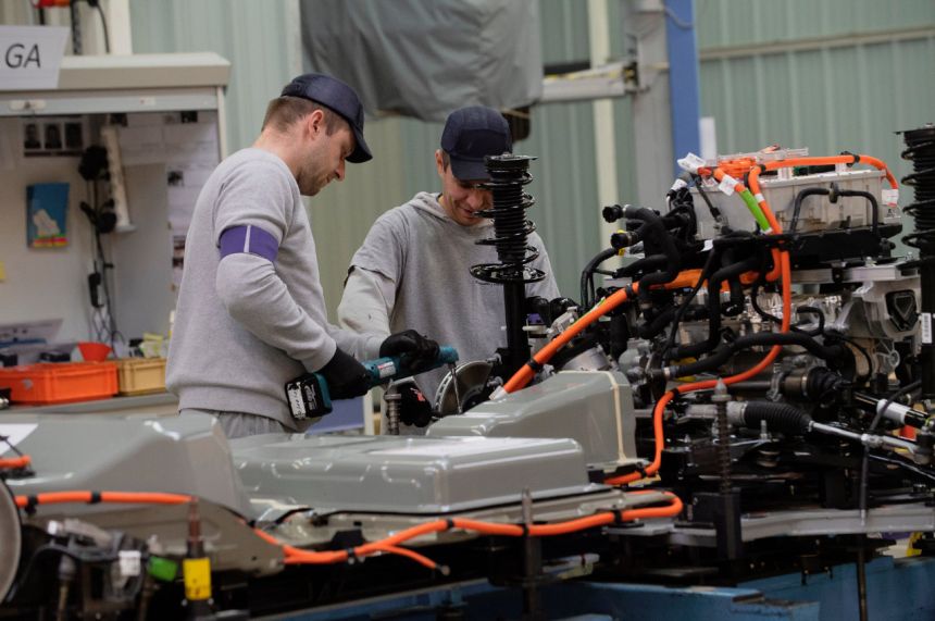 Peugeot electrification up to speed thanks to their batteries image