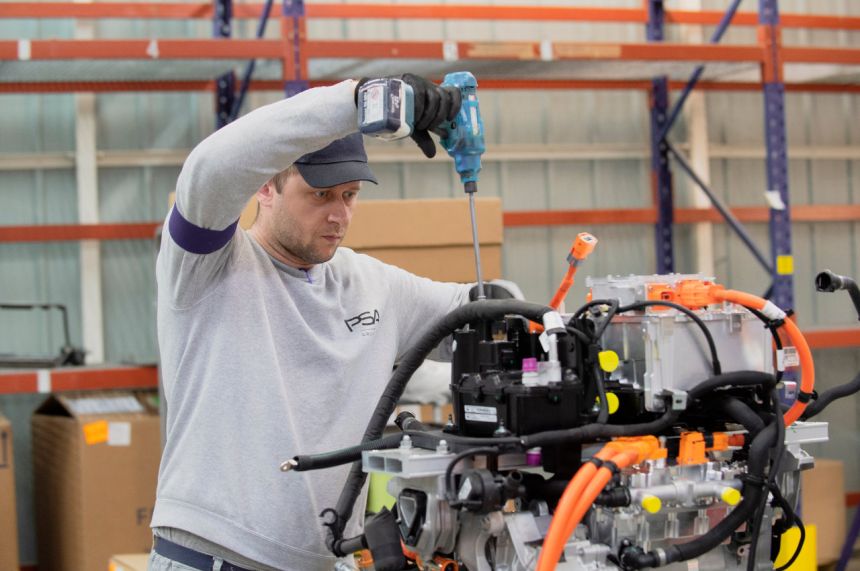 Peugeot electrification up to speed thanks to their batteries image