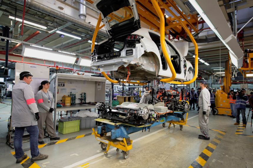 Peugeot electrification up to speed thanks to their batteries image