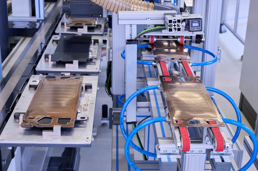 BMW says iX5 Hydrogen can crank out up to 374 PS image