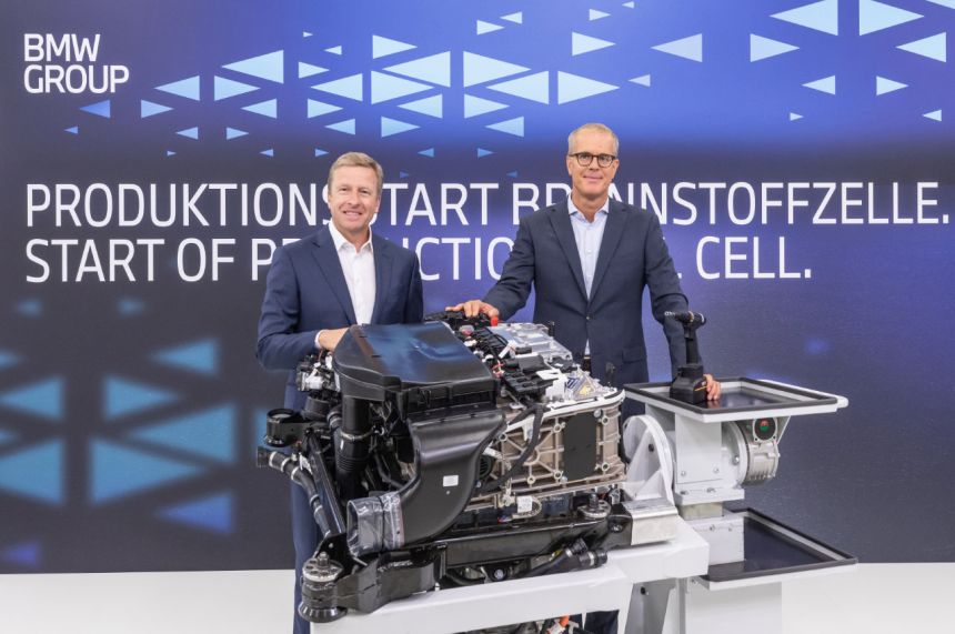 BMW says iX5 Hydrogen can crank out up to 374 PS image