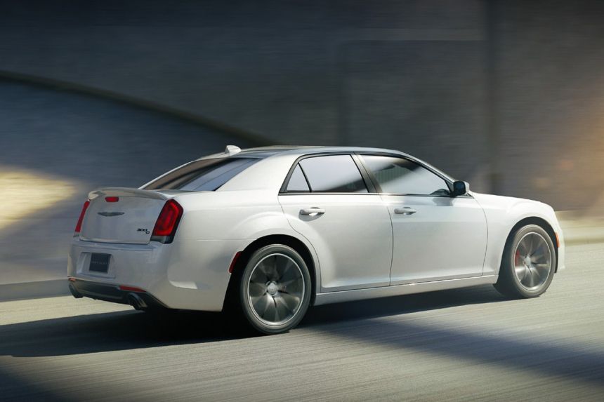 Chrysler sends-off 2023 300C with 6.4L HEMI V8 image