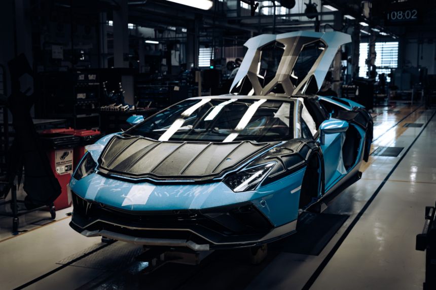 End of an era: Final Aventador rolls off Lamborghini assembly line image