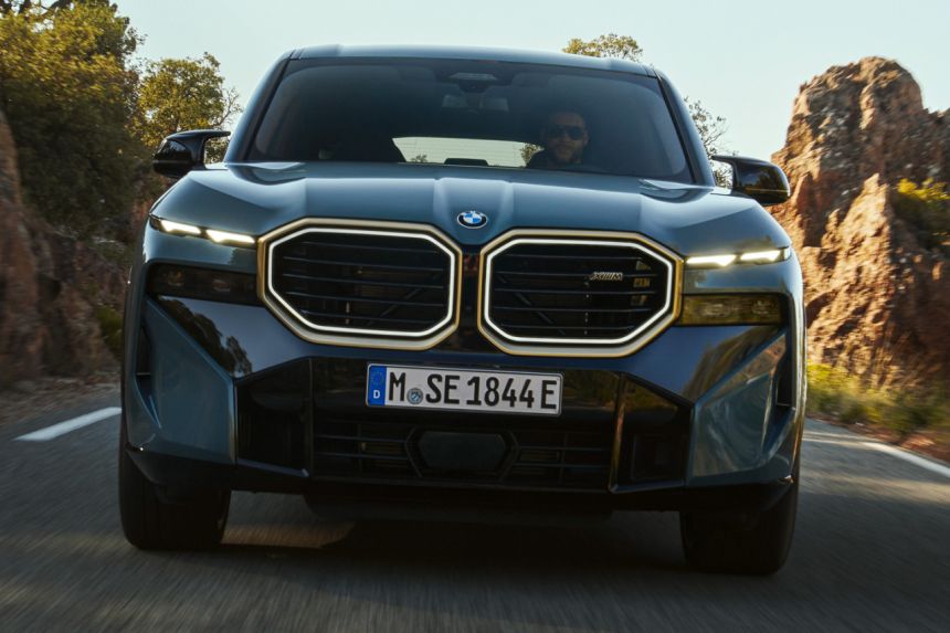 2023 BMW XM hybrid is a 653 HP super SUV image