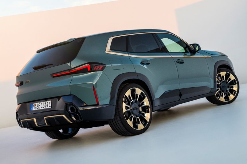 2023 BMW XM hybrid is a 653 HP super SUV image