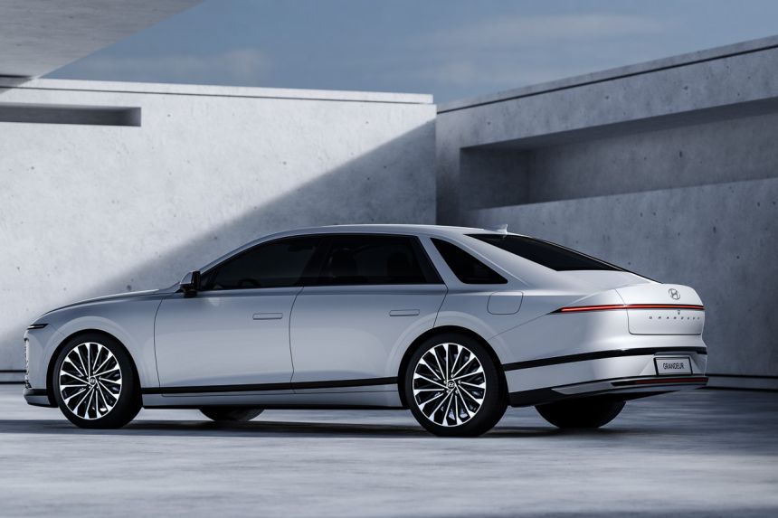 Hyundai Grandeur looks like a 21st-century DeLorean image