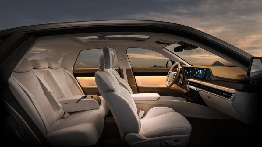 Hyundai Grandeur looks like a 21st-century DeLorean image