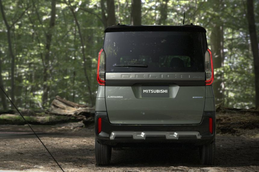 2023 Mitsubishi Delica Mini is one cute glamp mobile image