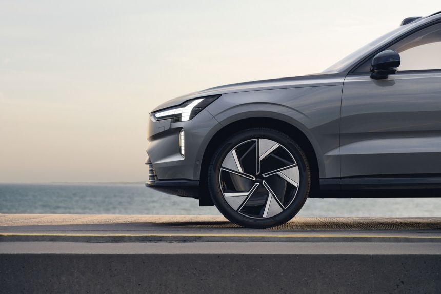 EX90 revealed as Volvo's flagship, 7-seat EV SUV image