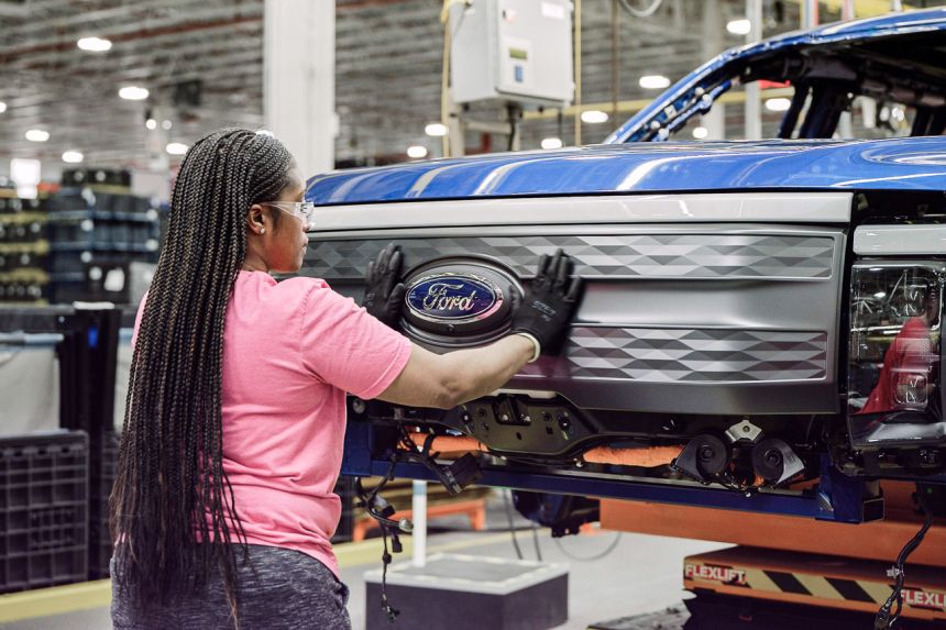 Battery issue forces Ford to stop F-150 Lightning production image