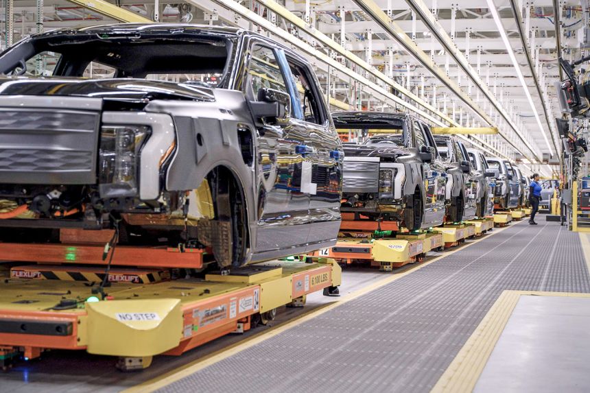 Battery issue forces Ford to stop F-150 Lightning production image