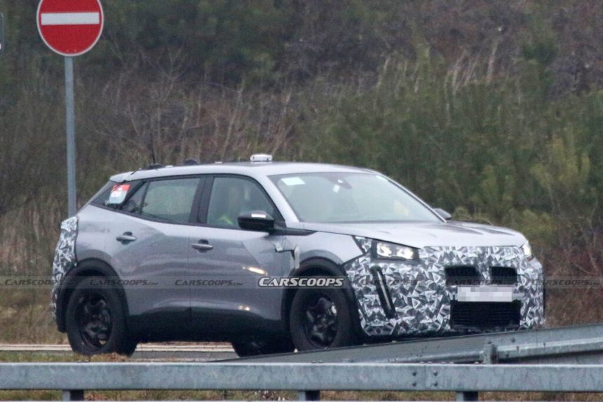 Peugeot 2008 facelift spied image