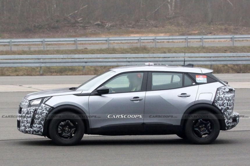 Peugeot 2008 facelift spied image