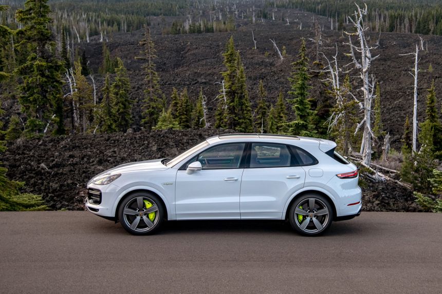 Yes, there will be an all-electric Porsche Cayenne image