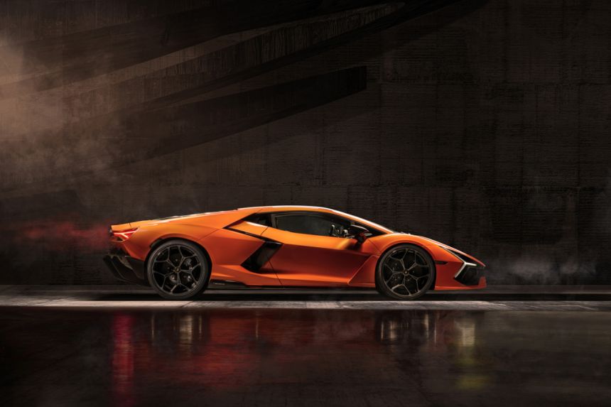 Lamborghini begins V12 hybrid era with 1,001 PS Revuelto image