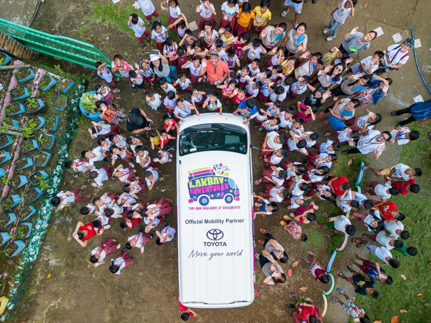 Toyota Lite Ace helps deliver children's books to promote literacy image