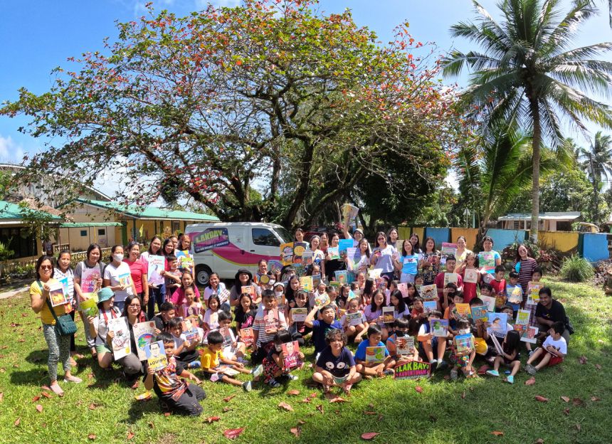 Toyota Lite Ace helps deliver children's books to promote literacy image