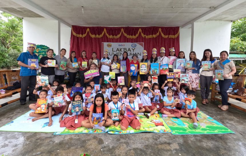 Toyota Lite Ace helps deliver children's books to promote literacy image