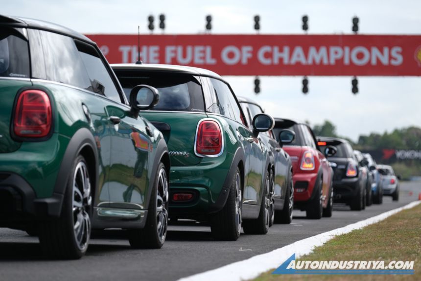 Circuit Drive: 2023 Mini Cooper S 3-door image