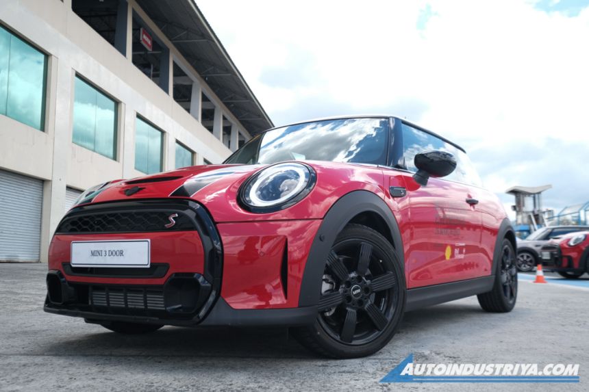 Circuit Drive: 2023 Mini Cooper S 3-door image