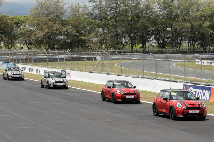 Circuit Drive: 2023 Mini Cooper S 3-door image