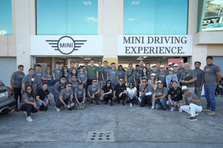 Circuit Drive: 2023 Mini Cooper S 3-door image