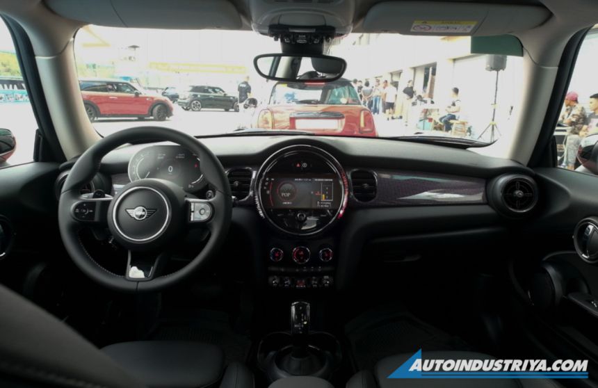 Circuit Drive: 2023 Mini Cooper S 3-door image