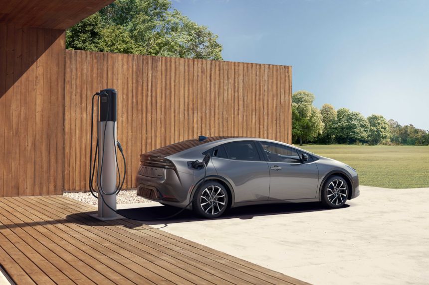 Toyota to release 10 electrified vehicles by 2026 image