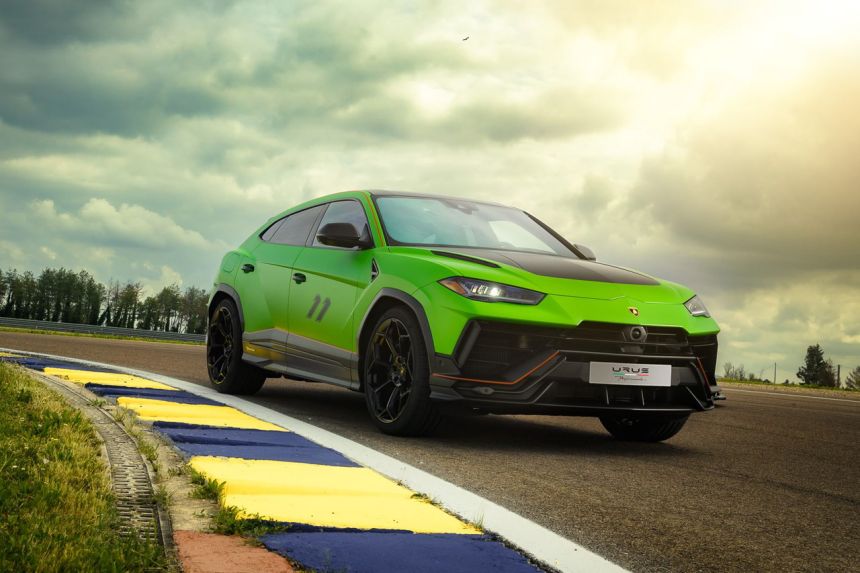 Lamborghini makes special Urus for Essenza SCV12 owners only image