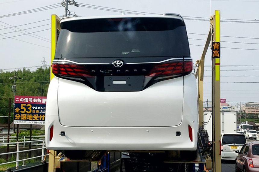 LOOK: 2024 Toyota Alphard caught in the wild...again image