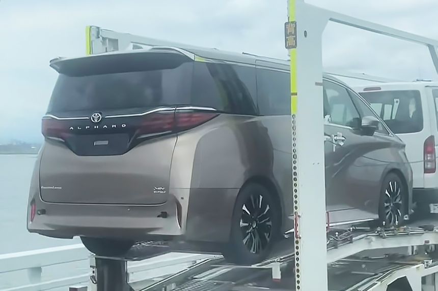 LOOK: 2024 Toyota Alphard caught in the wild...again image