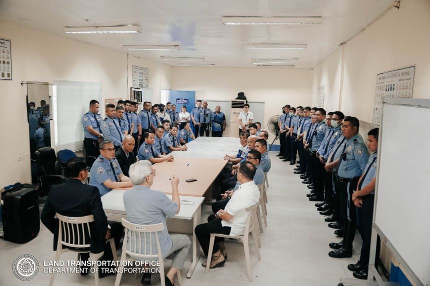 LTO warns its enforcers: Don&rsquo;t take bribes image