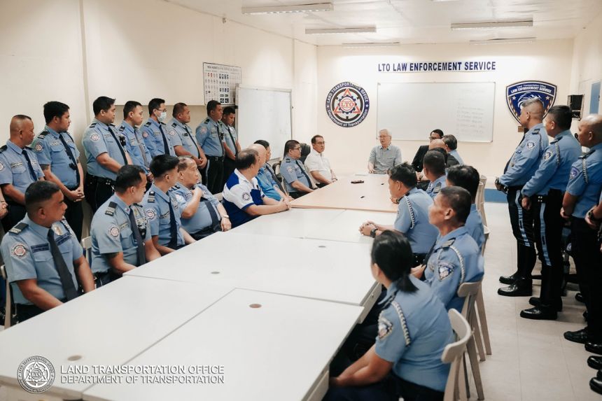 LTO warns its enforcers: Don&rsquo;t take bribes image